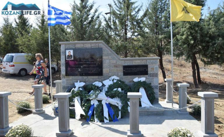 Συγκίνηση στα αποκαλυπτήρια του μνημείου για τον ειδικό φρουρό Στάθη Λαζαρίδη που σκοτώθηκε στα Ζωνιανά (βίντεο)